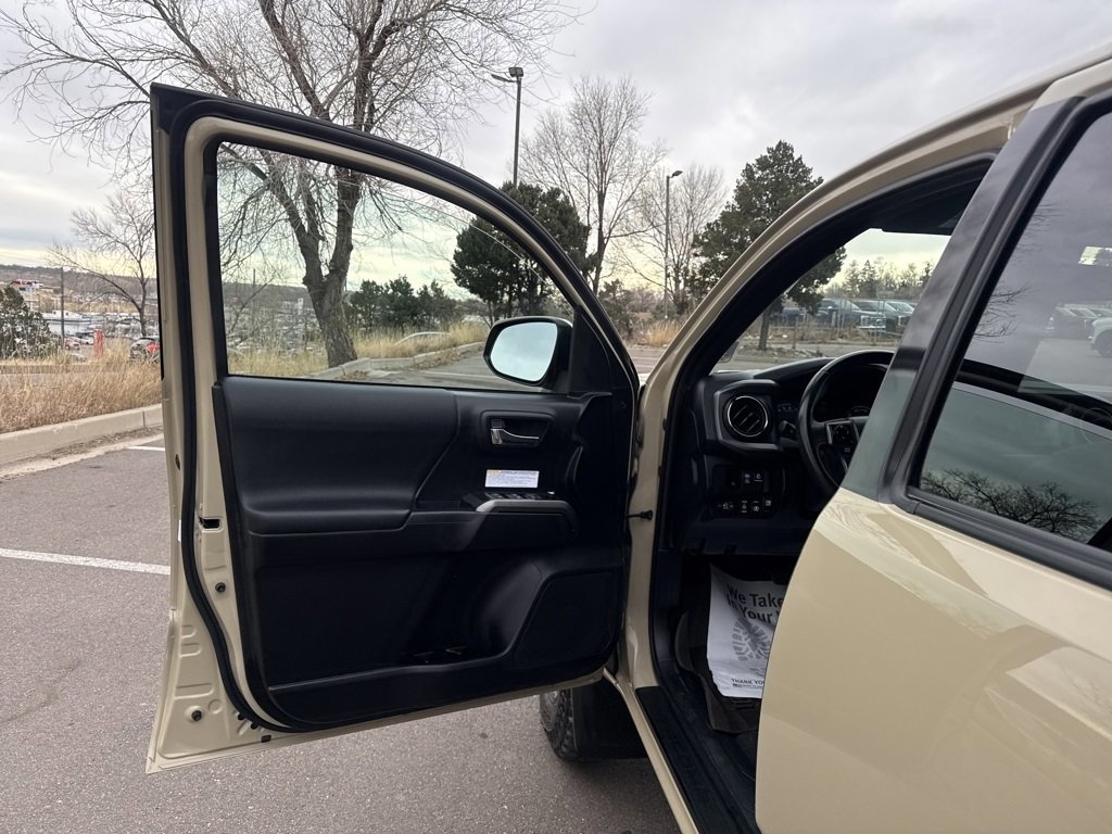 Used 2017 Toyota Tacoma TRD Off-Road image 14
