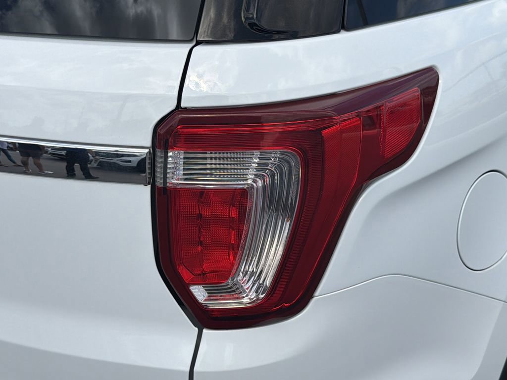 Certified 2018 Ford Explorer XLT w/ Equipment Group 202A image 9