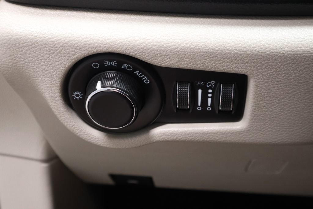 Used 2023 Chrysler Voyager LX FWD image 28