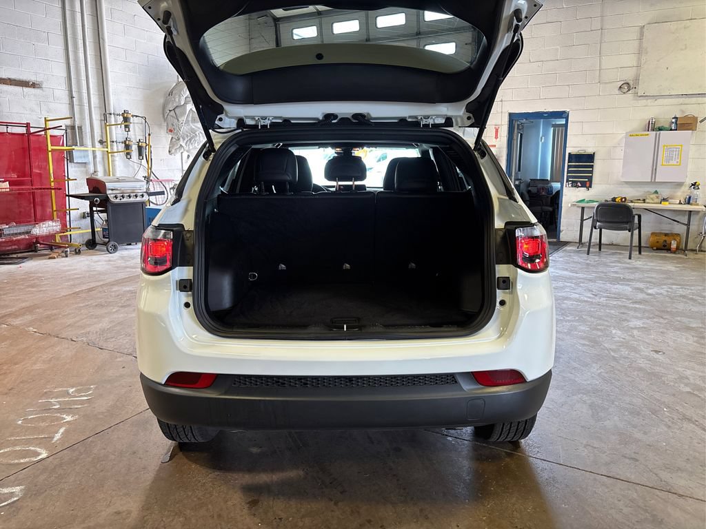 Used 2025 Jeep Compass Latitude AWD/4WD image 12
