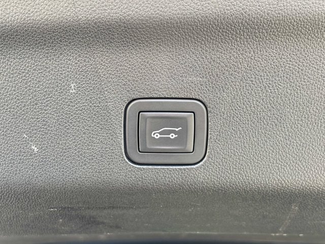 Used 2025 GMC Yukon XL AT4 w/ AT4 Premium Package AWD/4WD image 13