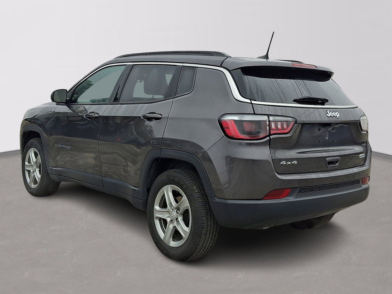 Used 2024 Jeep Compass Latitude image 4