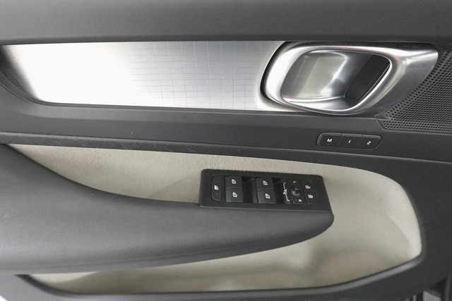 Used 2022 Volvo XC40 T5 Momentum image 12