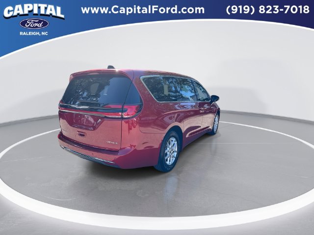 Used 2025 Chrysler Pacifica Select FWD image 8
