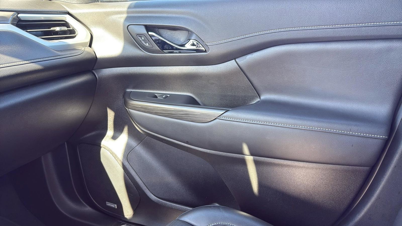 Used 2023 GMC Acadia SLT image 24