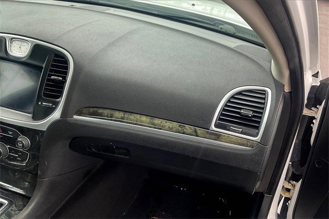 Used 2019 Chrysler 300 Limited image 16