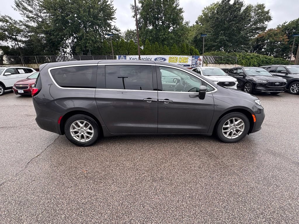 Used 2023 Chrysler Pacifica Touring-L FWD image 6