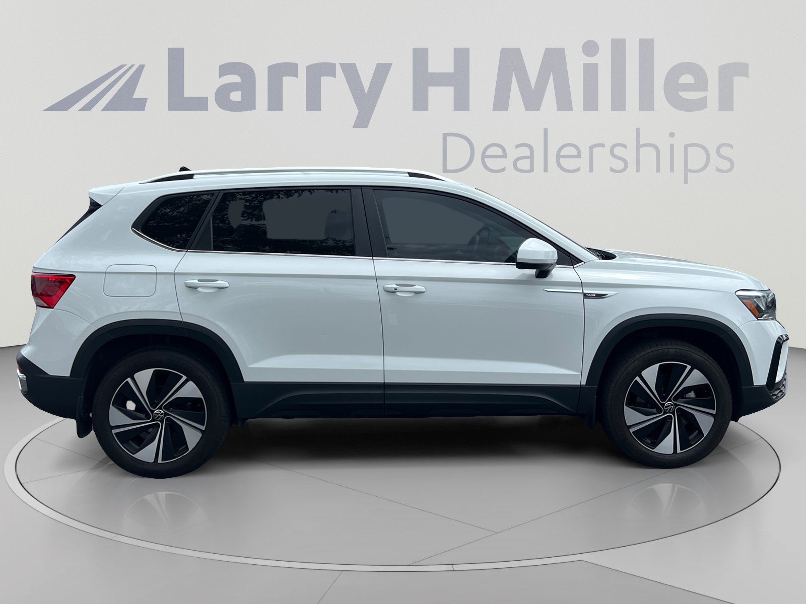 Used 2024 Volkswagen Taos SE w/ Panoramic Sunroof Package AWD/4WD image 6