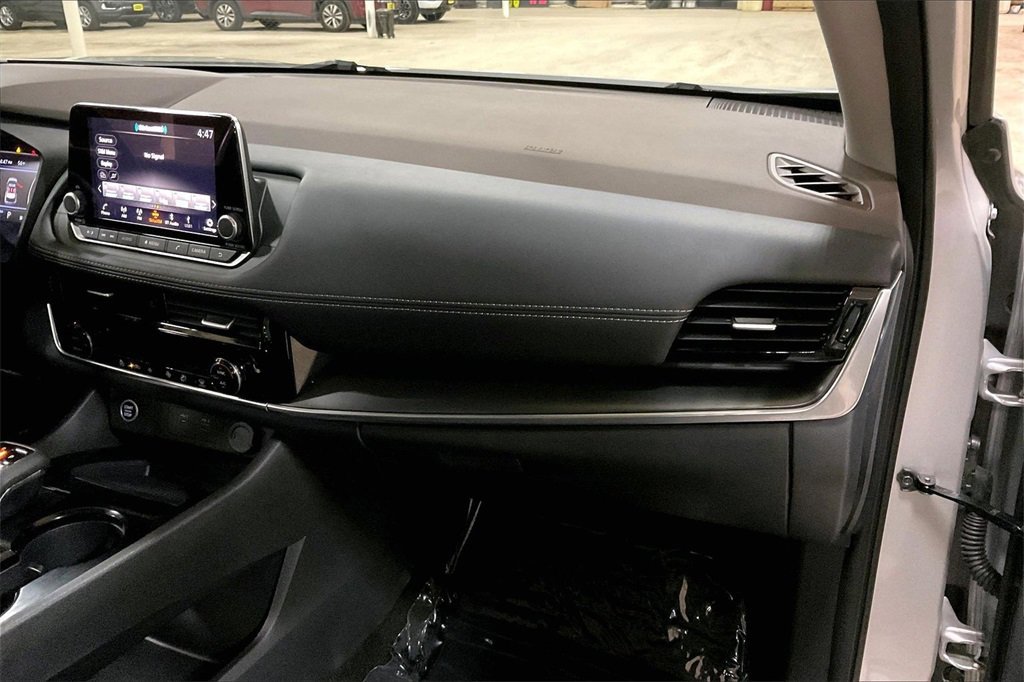 Used 2023 Nissan Rogue SV w/ SV Premium Package image 15