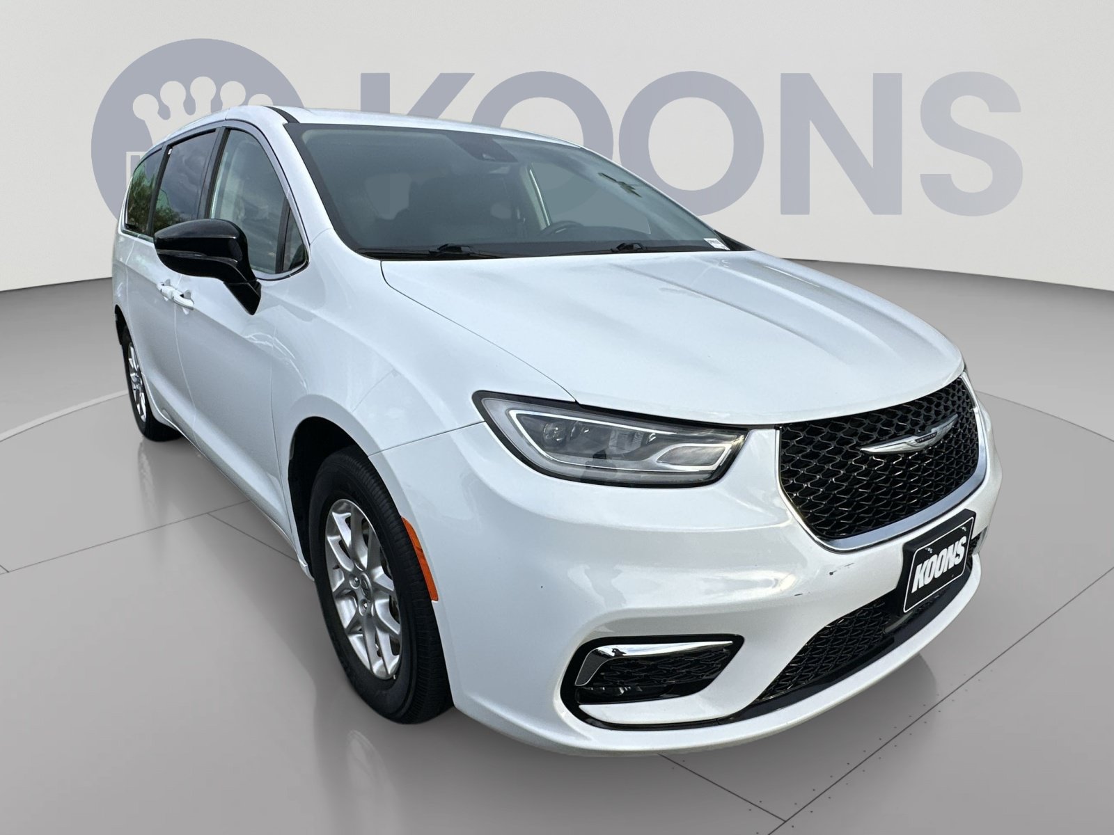 Used 2024 Chrysler Pacifica Touring-L FWD image 2