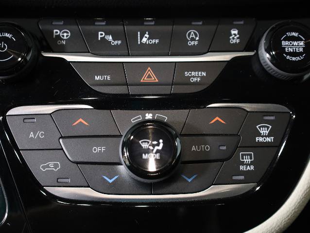 Used 2022 Chrysler Pacifica Touring-L w/ Uconnect Theater Family Group AWD/4WD image 18