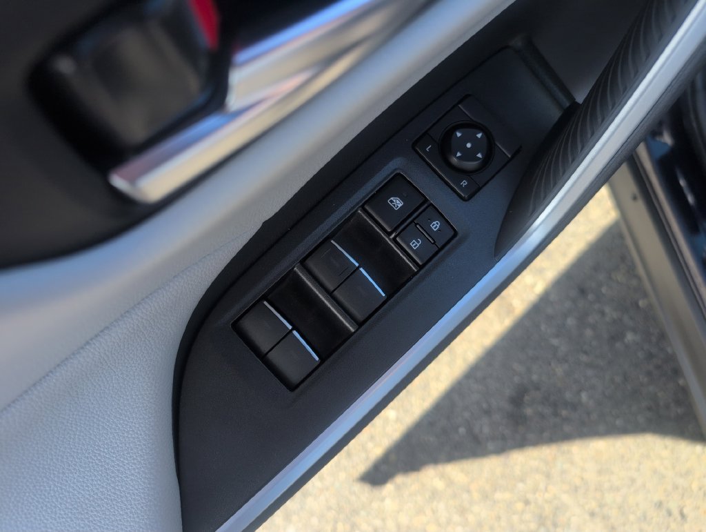 Used 2025 Toyota RAV4 XLE AWD/4WD image 19