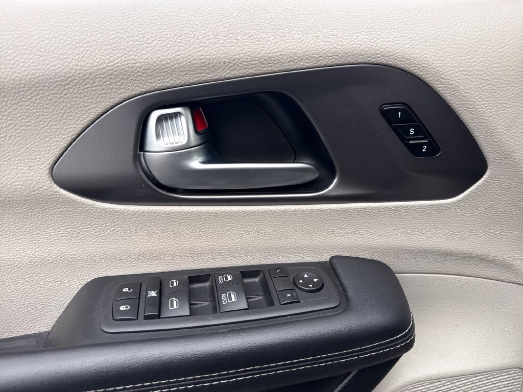 Used 2023 Chrysler Pacifica Touring-L FWD image 20