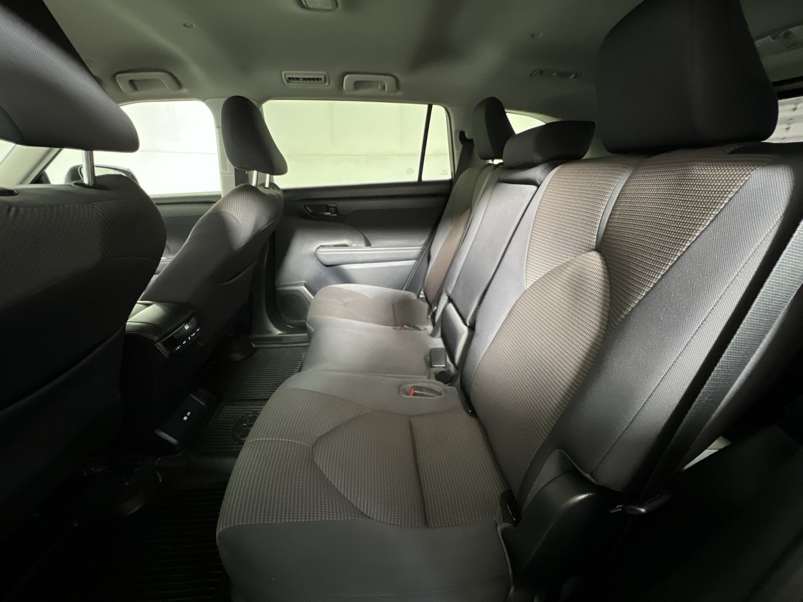 Used 2023 Toyota Highlander LE AWD/4WD image 23