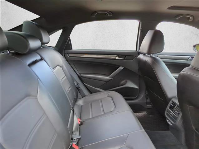 Used 2022 Volkswagen Passat 2.0T R-Line image 23