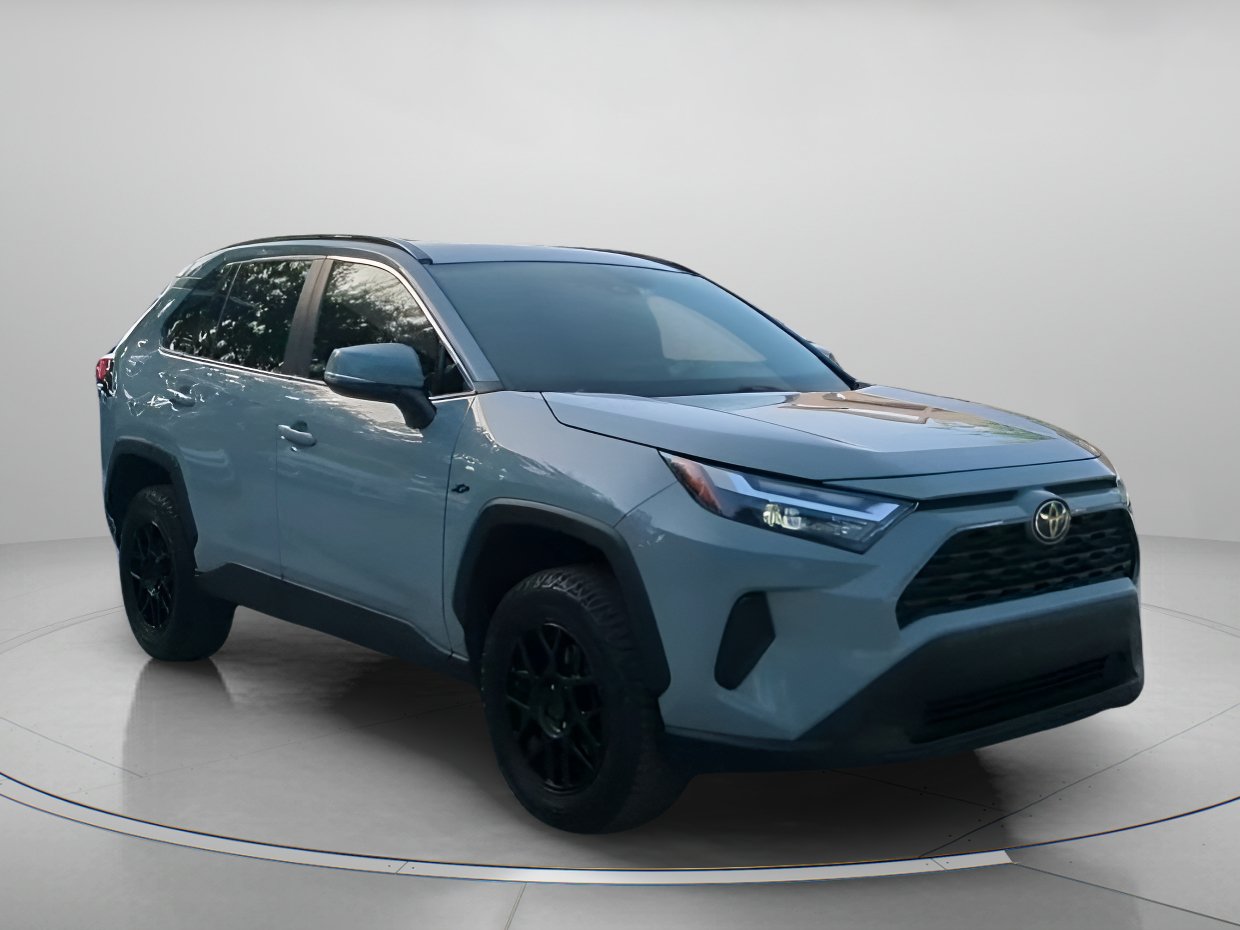 Used 2022 Toyota RAV4 XLE w/ Convenience Package FWD image 2