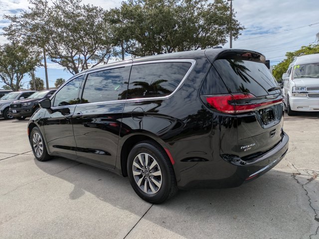 Used 2025 Chrysler Pacifica Select image 2