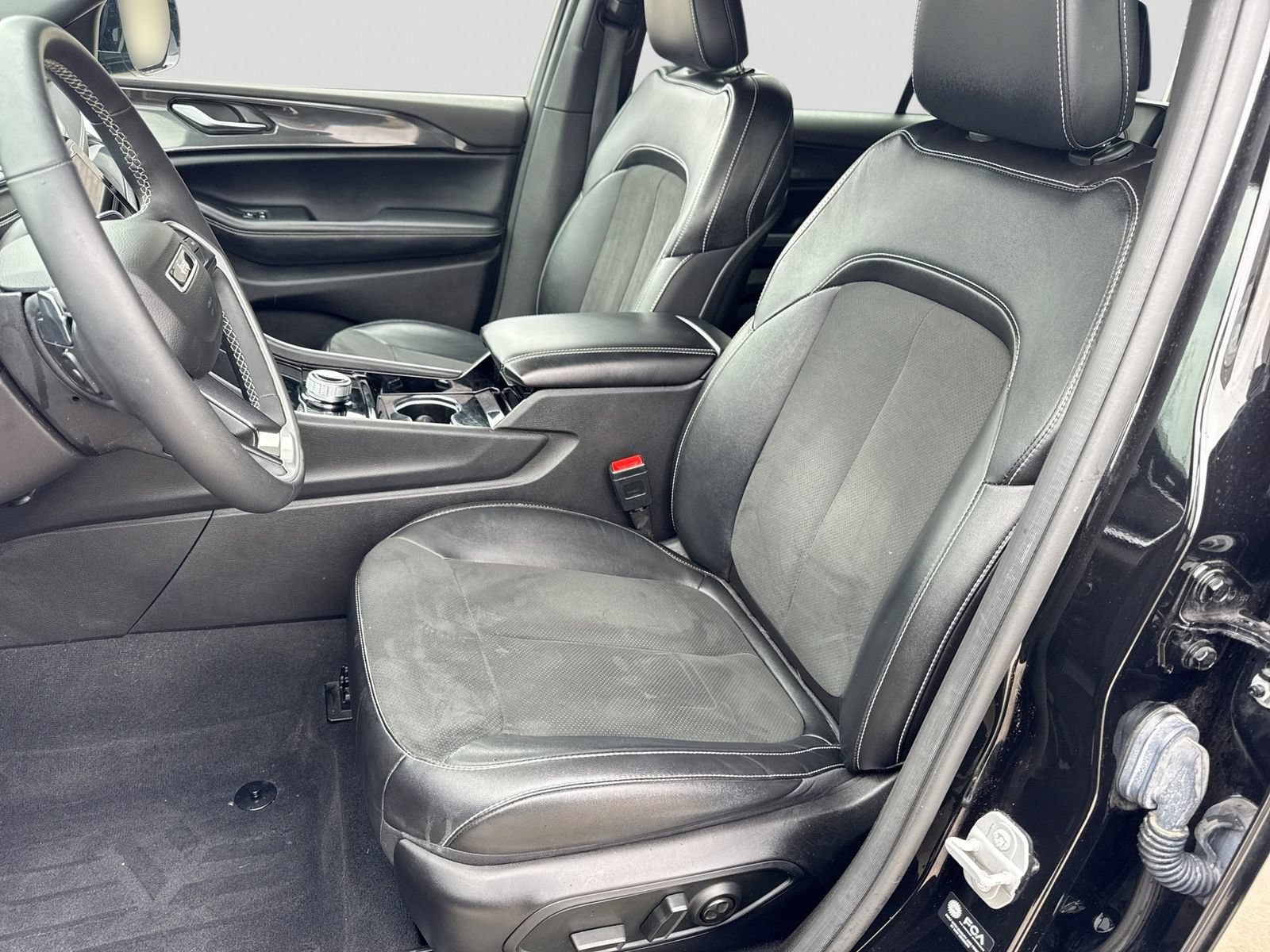 Used 2023 Jeep Grand Cherokee L Laredo AWD/4WD image 20