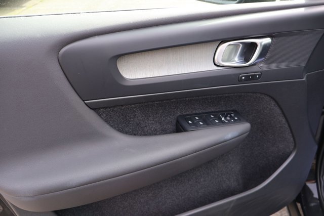 Used 2025 Volvo XC40 B5 Plus image 10