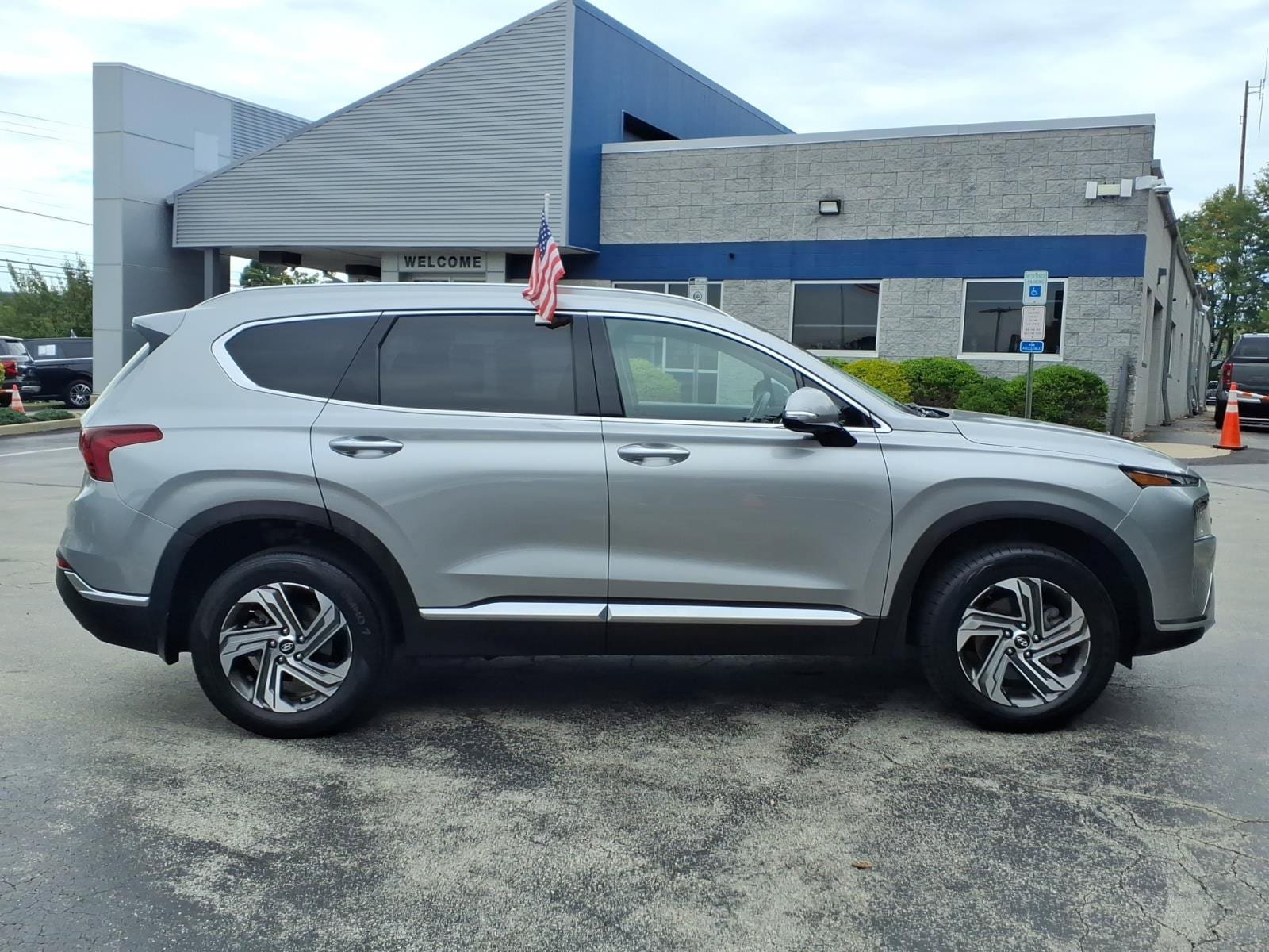 Used 2022 Hyundai Santa Fe SEL w/ Convenience Package AWD/4WD image 2