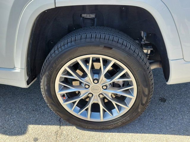 Used 2024 Jeep Grand Cherokee L Summit w/ Advanced Protech Group IV AWD/4WD image 10