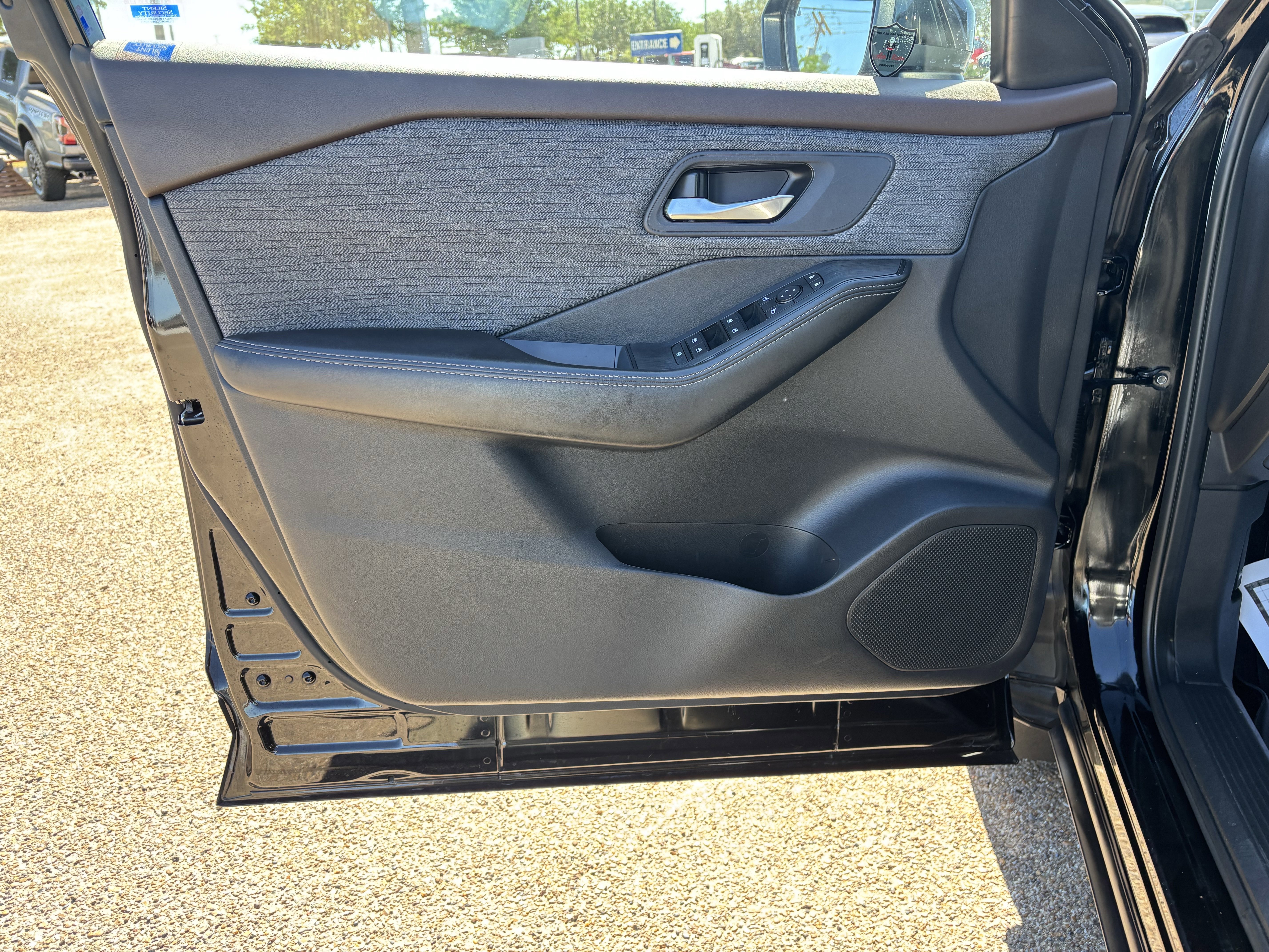 Used 2023 Nissan Rogue SV image 9