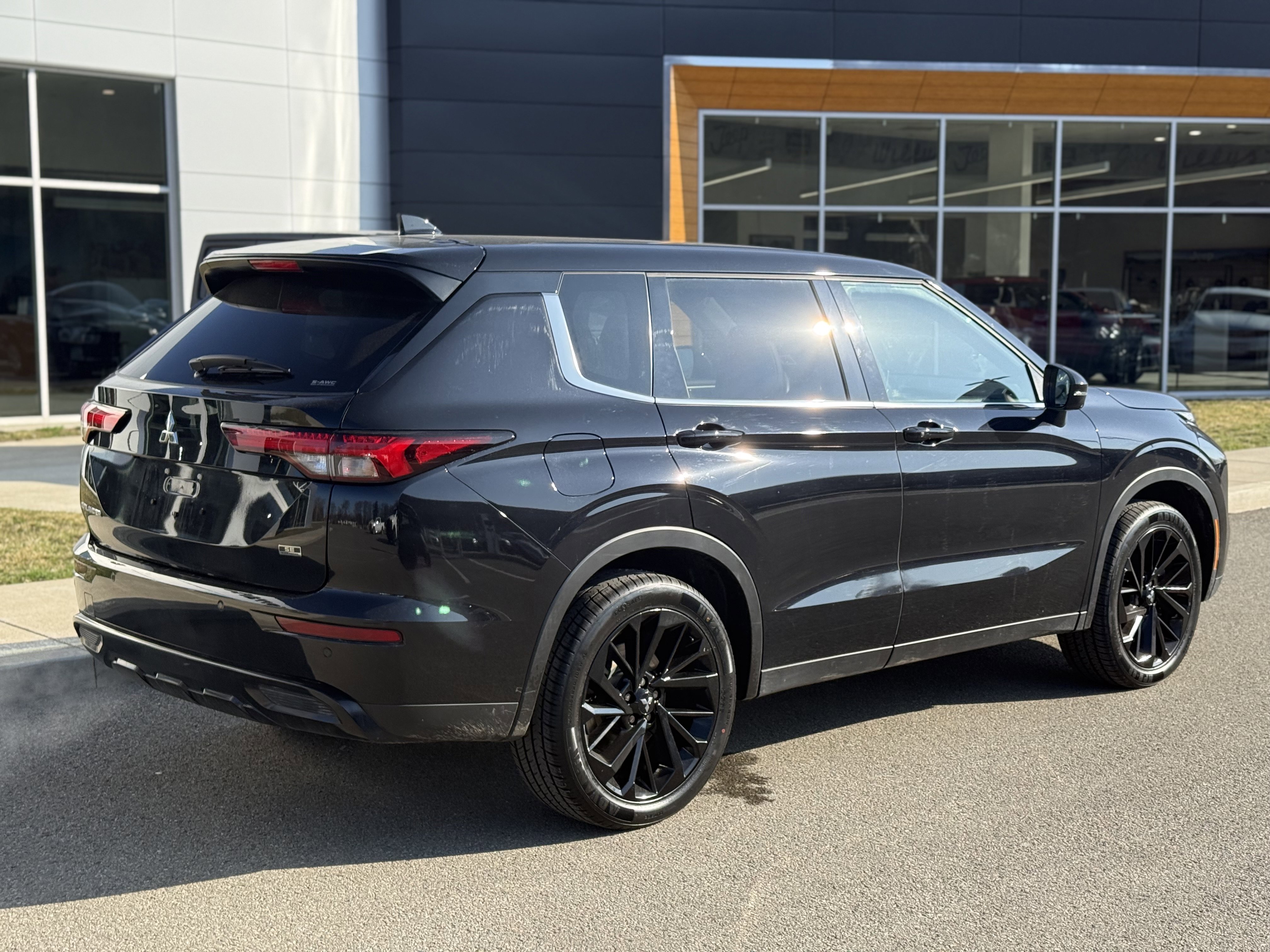 Used 2024 Mitsubishi Outlander AWD image 2