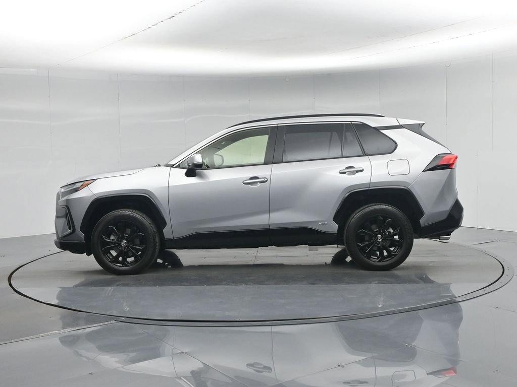 Used 2025 Toyota RAV4 SE image 32
