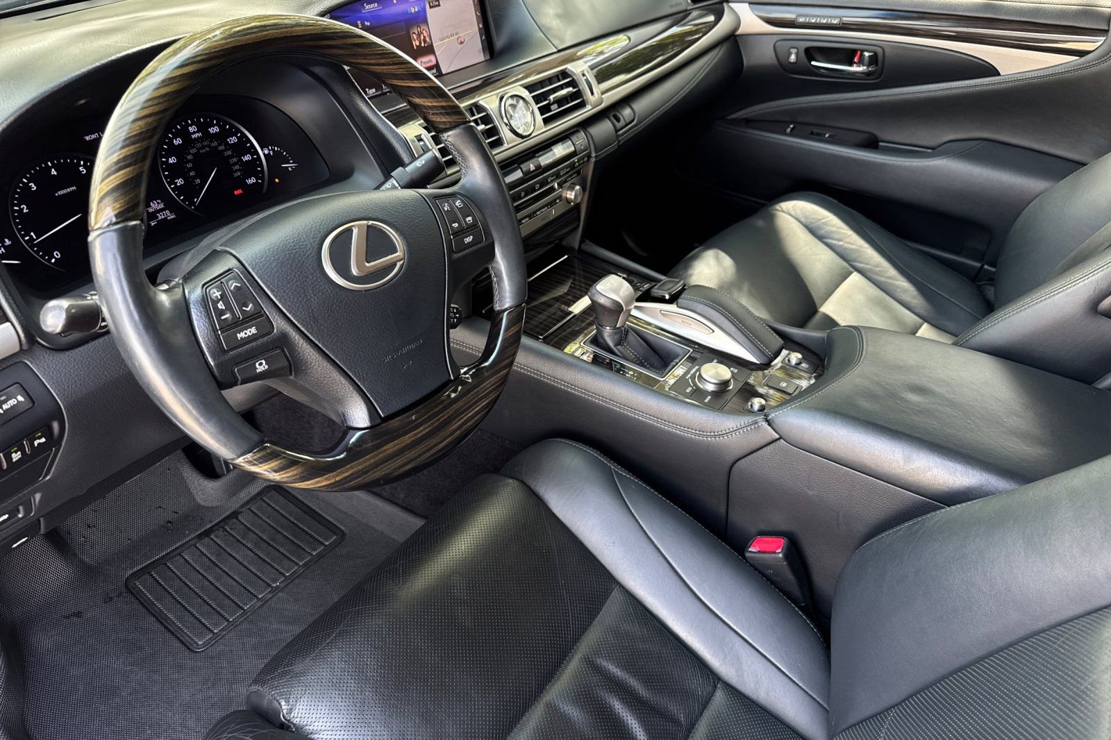 Used 2017 Lexus LS 460 w/ Comfort Package image 10