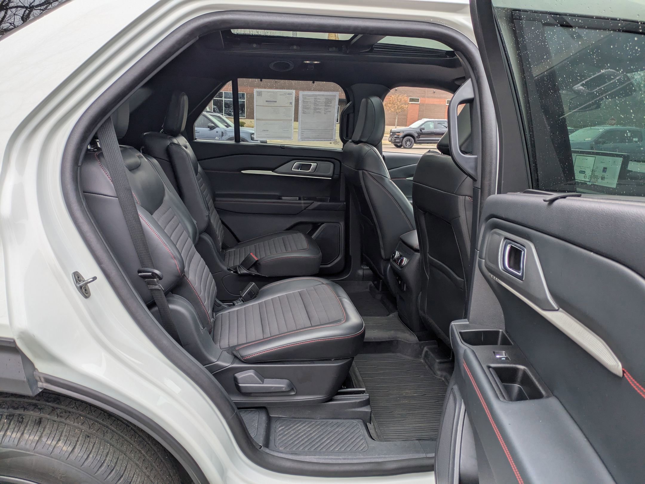 Certified 2025 Ford Explorer ST-Line w/ Premium Package image 38