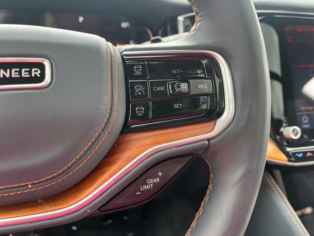 Used 2022 Jeep Grand Wagoneer Series III AWD/4WD image 32