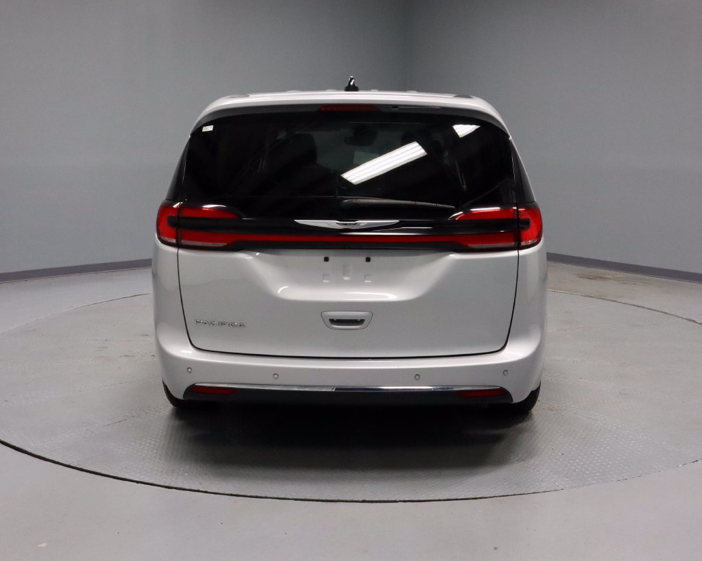 Used 2024 Chrysler Pacifica Touring-L FWD image 9