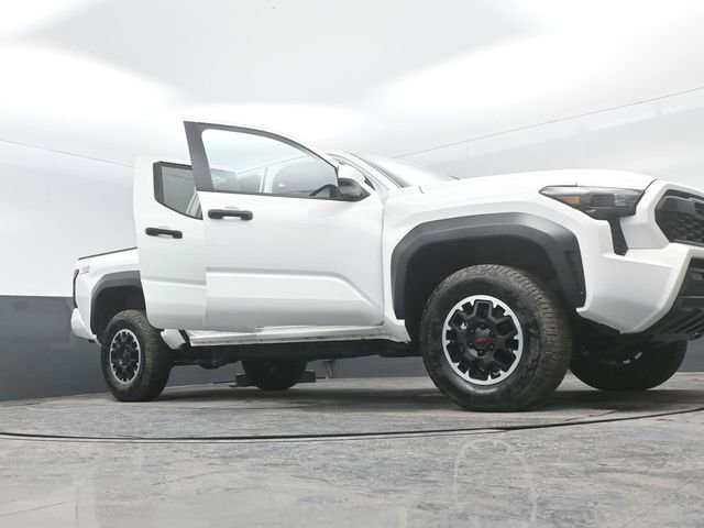 Used 2024 Toyota Tacoma TRD Off-Road AWD/4WD image 31