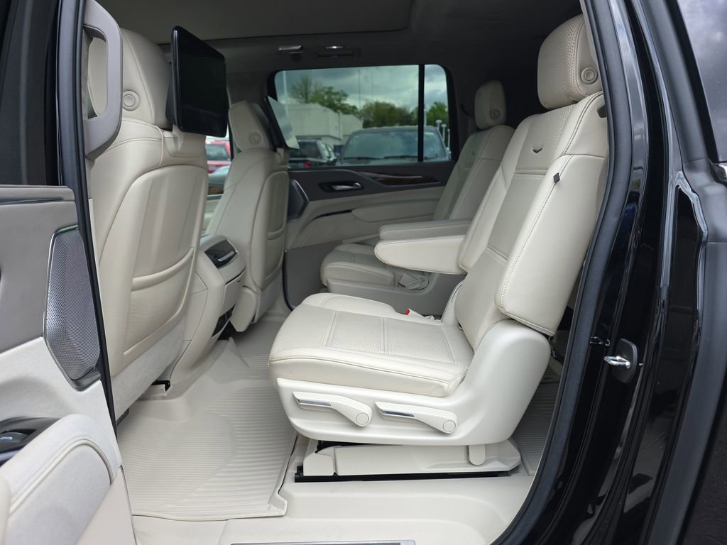 Used 2022 Cadillac Escalade ESV Premium Luxury Platinum AWD/4WD image 17