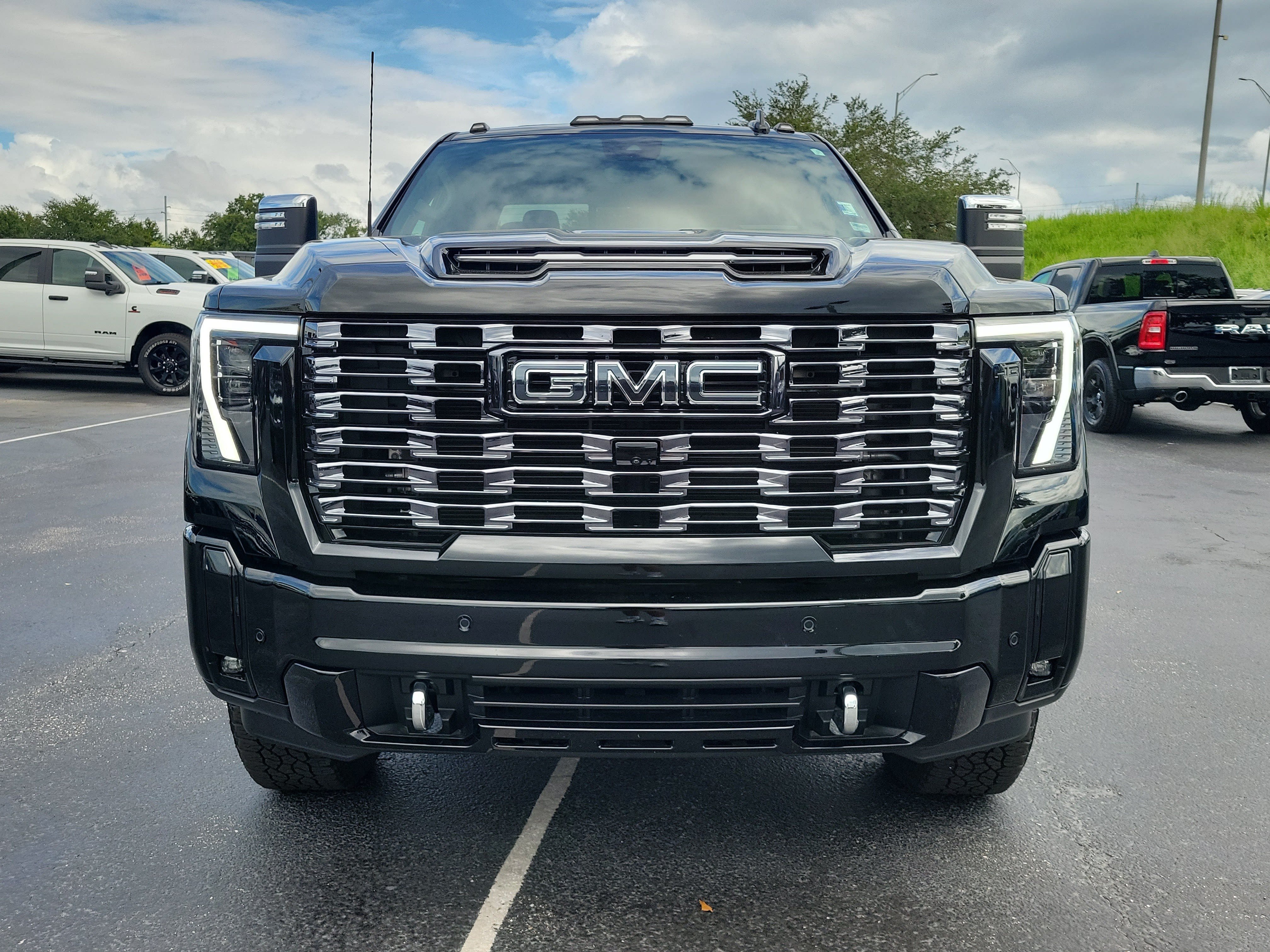 Used 2025 GMC Sierra 2500 Denali Ultimate AWD/4WD image 2