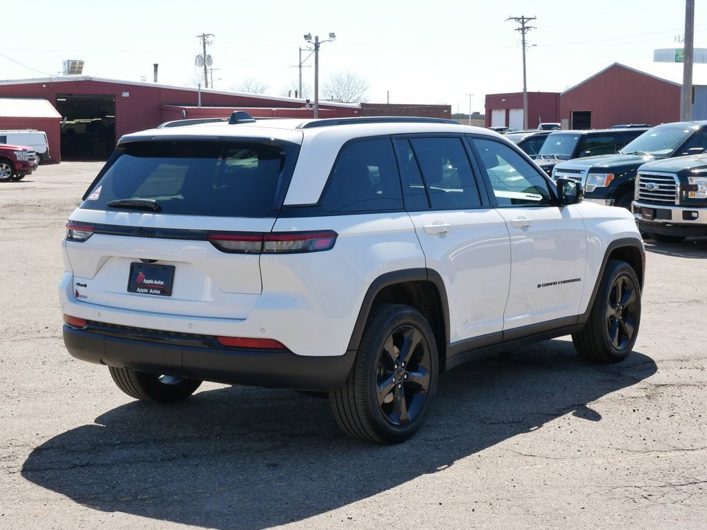 Used 2023 Jeep Grand Cherokee Altitude image 3