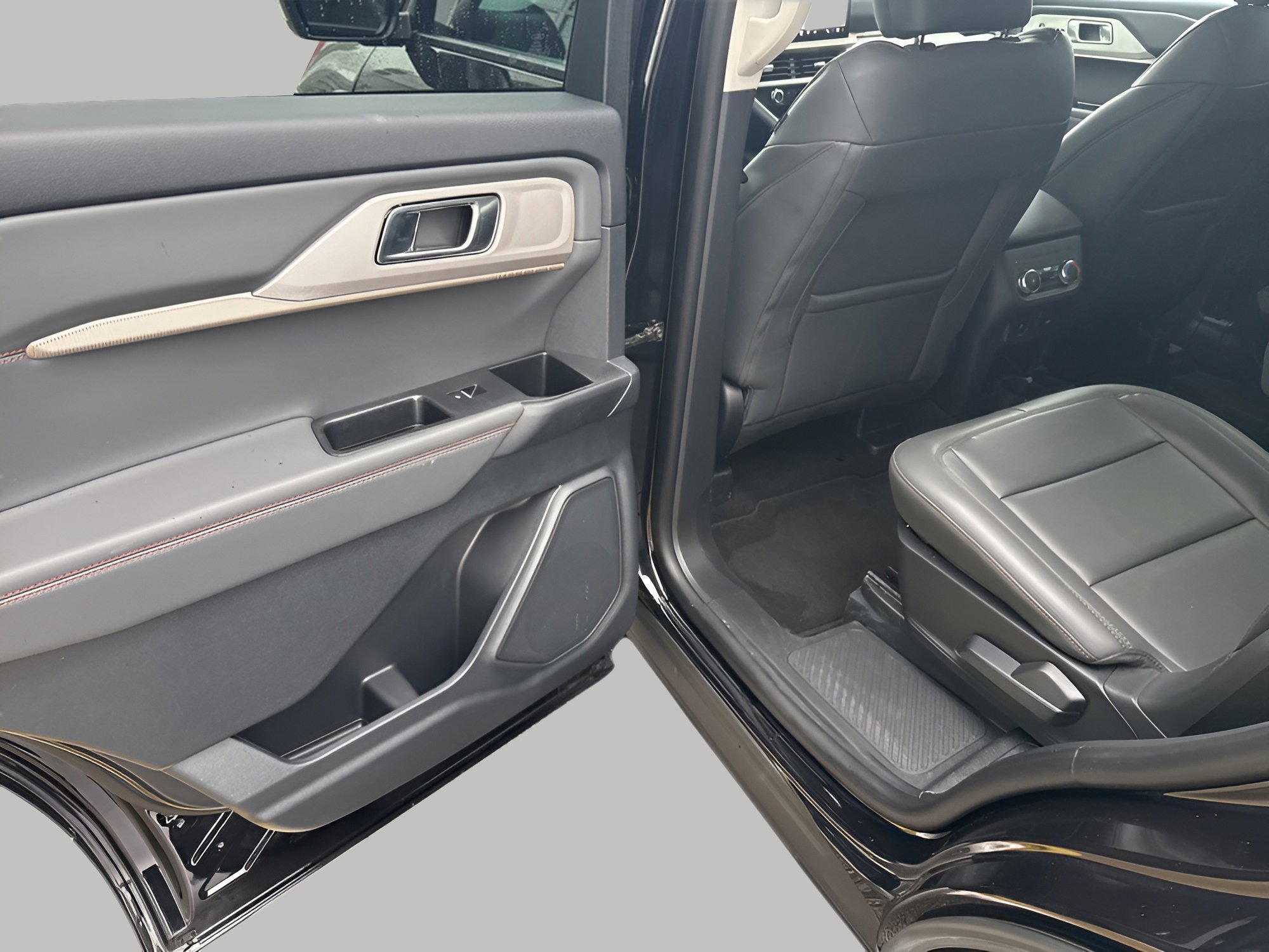 Certified 2025 Ford Explorer Active w/ Active Comfort Package image 33