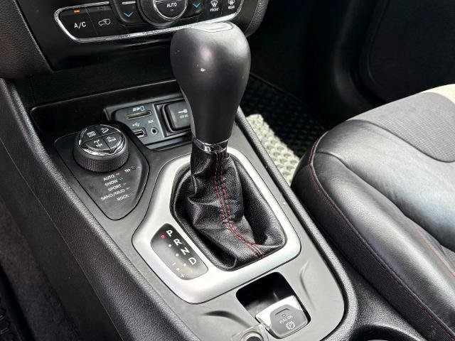 Used 2018 Jeep Cherokee Trailhawk AWD/4WD image 13