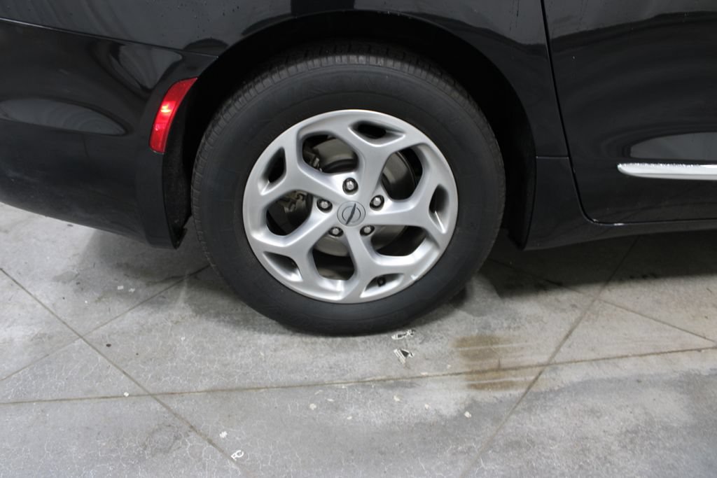 Used 2023 Chrysler Pacifica Limited FWD image 37