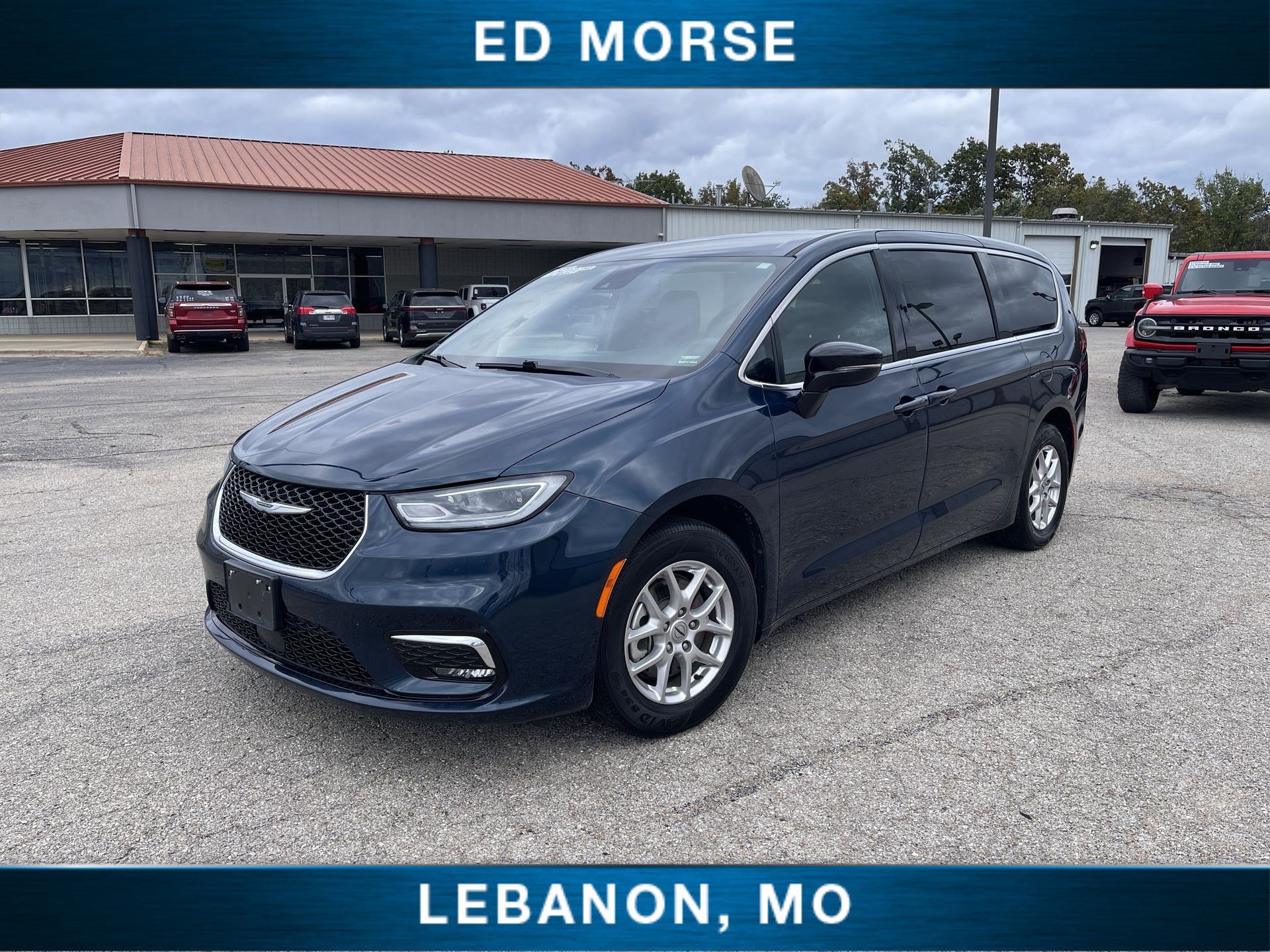 Used 2025 Chrysler Pacifica Select FWD image 4