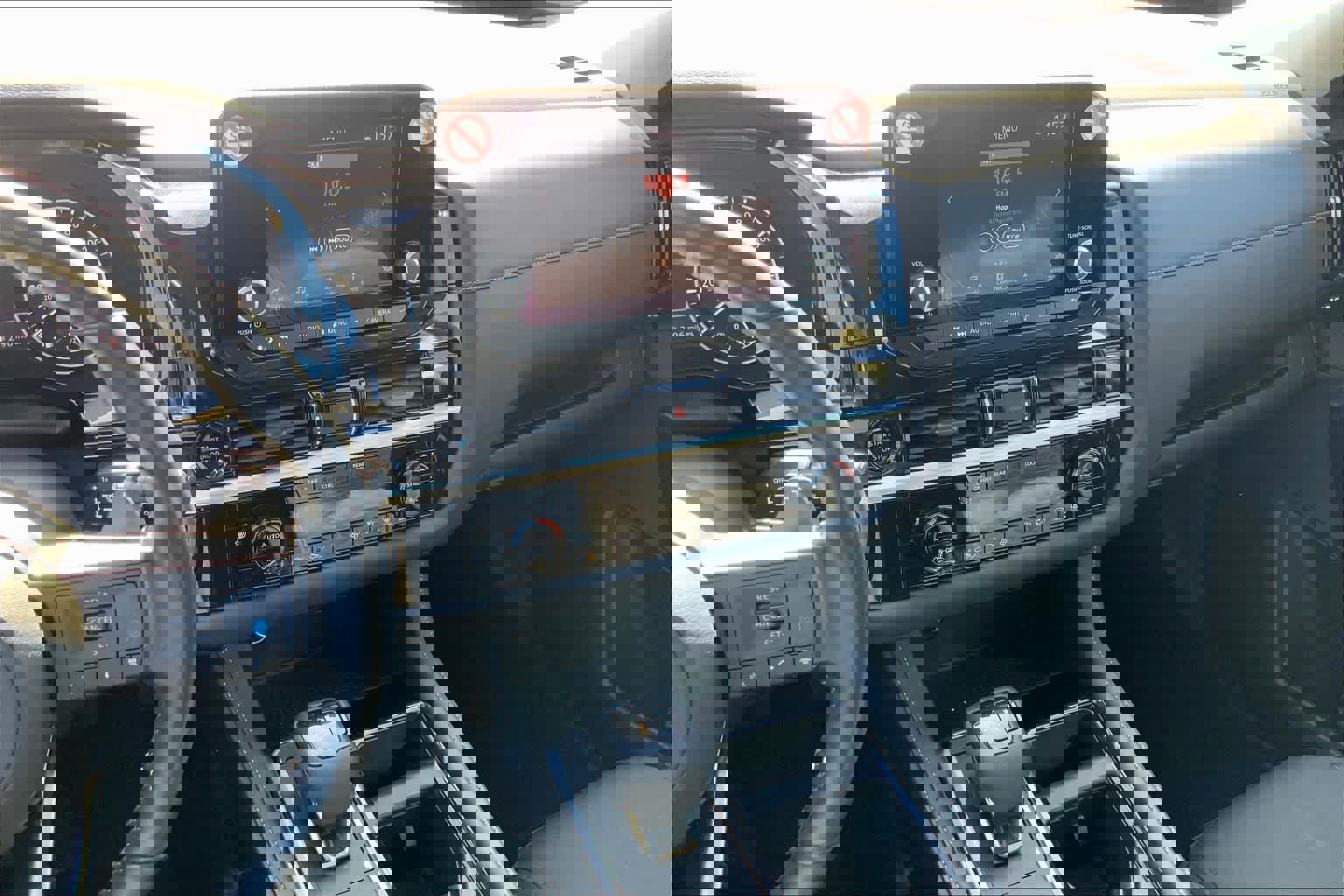 Used 2025 Nissan Pathfinder SV image 8