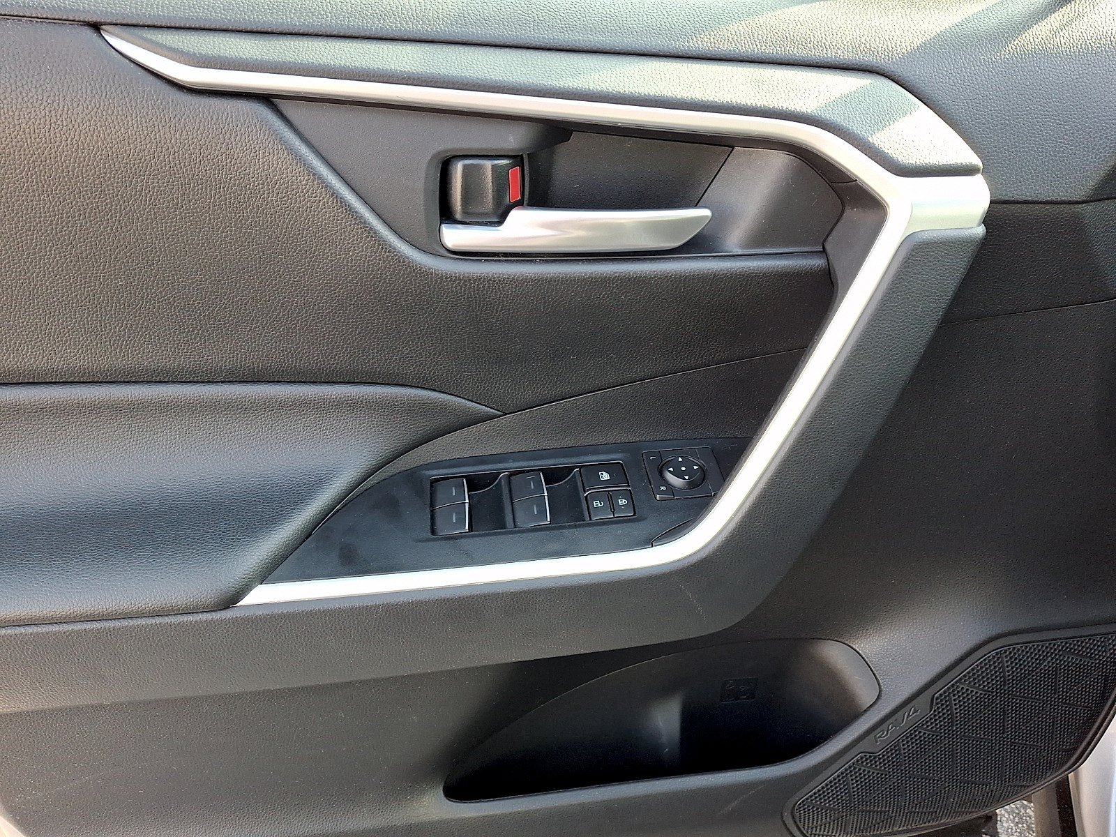 Used 2025 Toyota RAV4 XLE AWD/4WD image 10