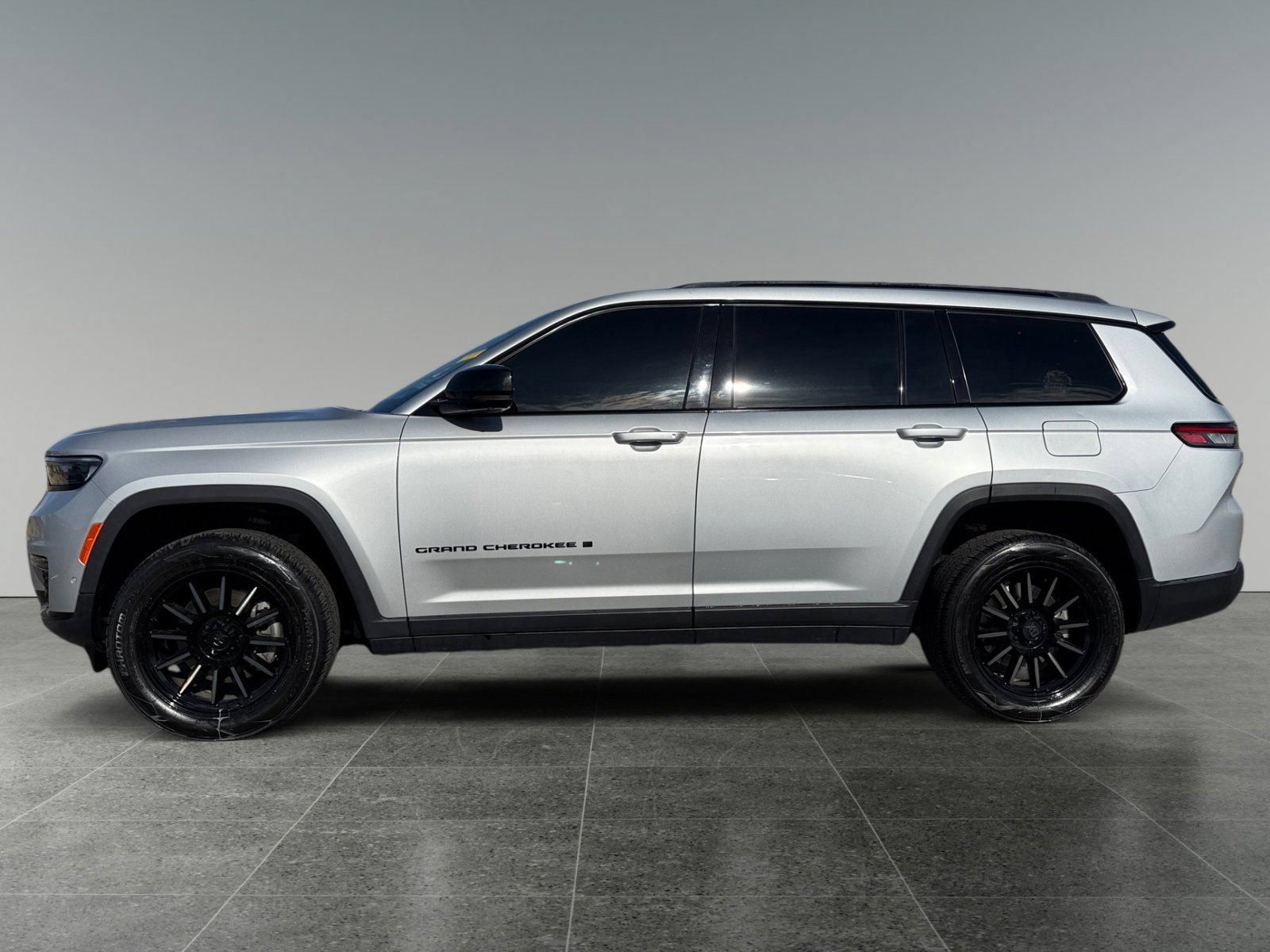 Used 2023 Jeep Grand Cherokee L Limited w/ Luxury Tech Group II AWD/4WD image 2
