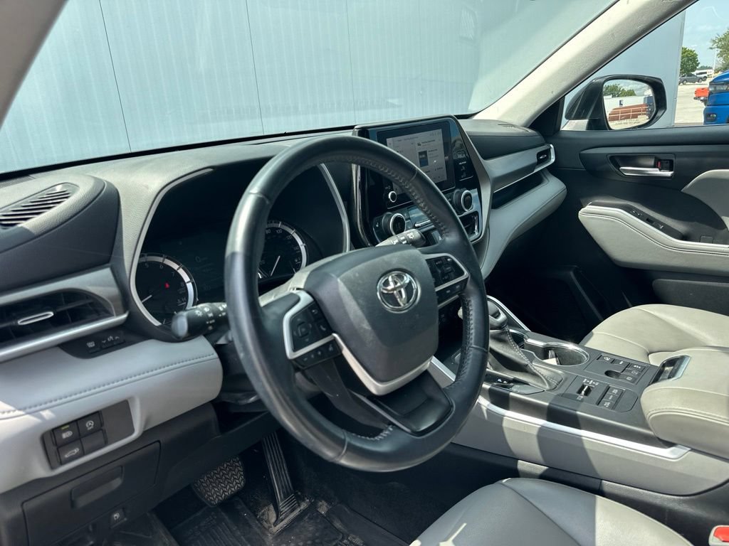 Used 2023 Toyota Highlander XLE AWD/4WD image 15