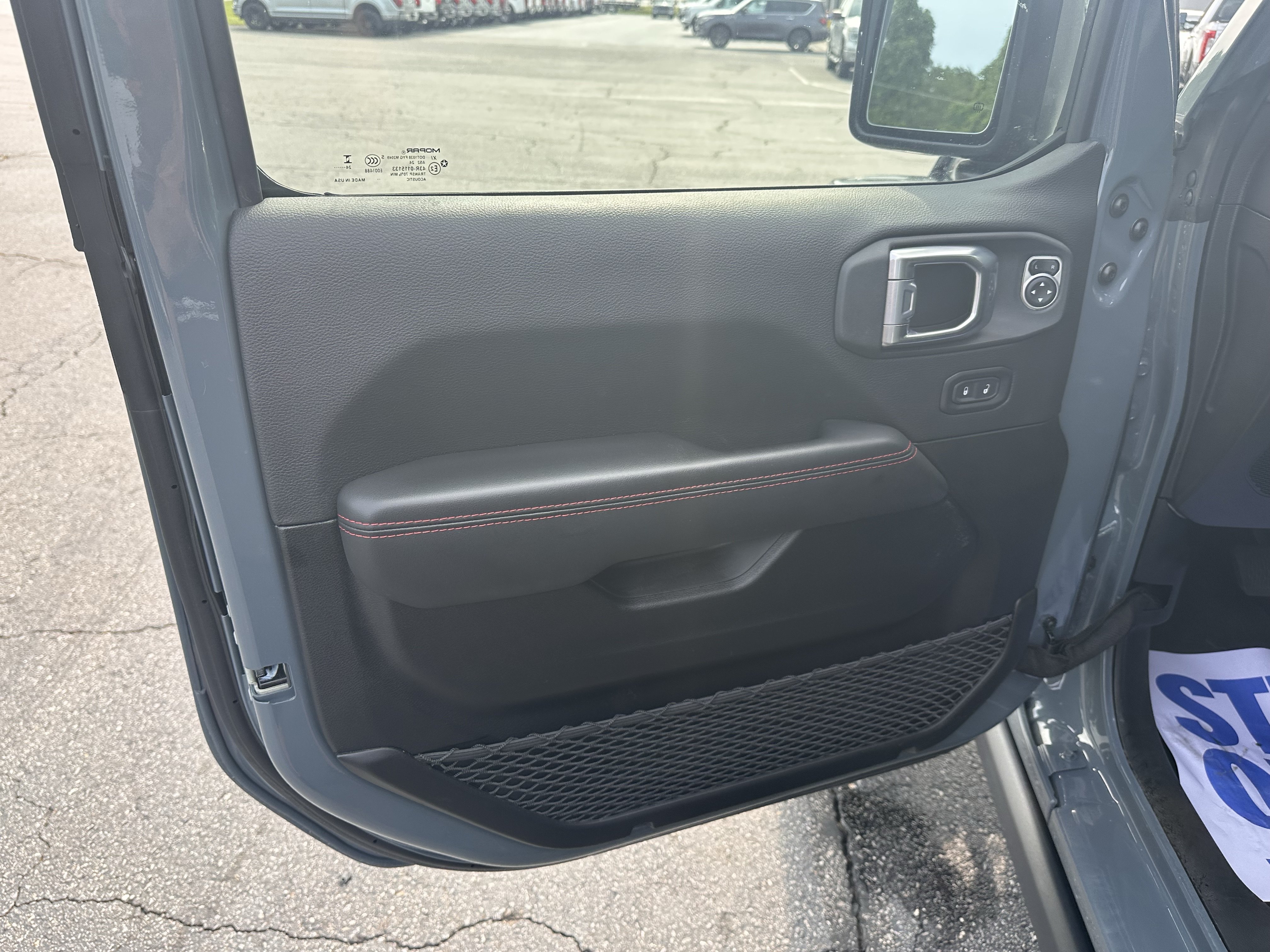 Used 2024 Jeep Wrangler Unlimited Rubicon AWD/4WD image 9