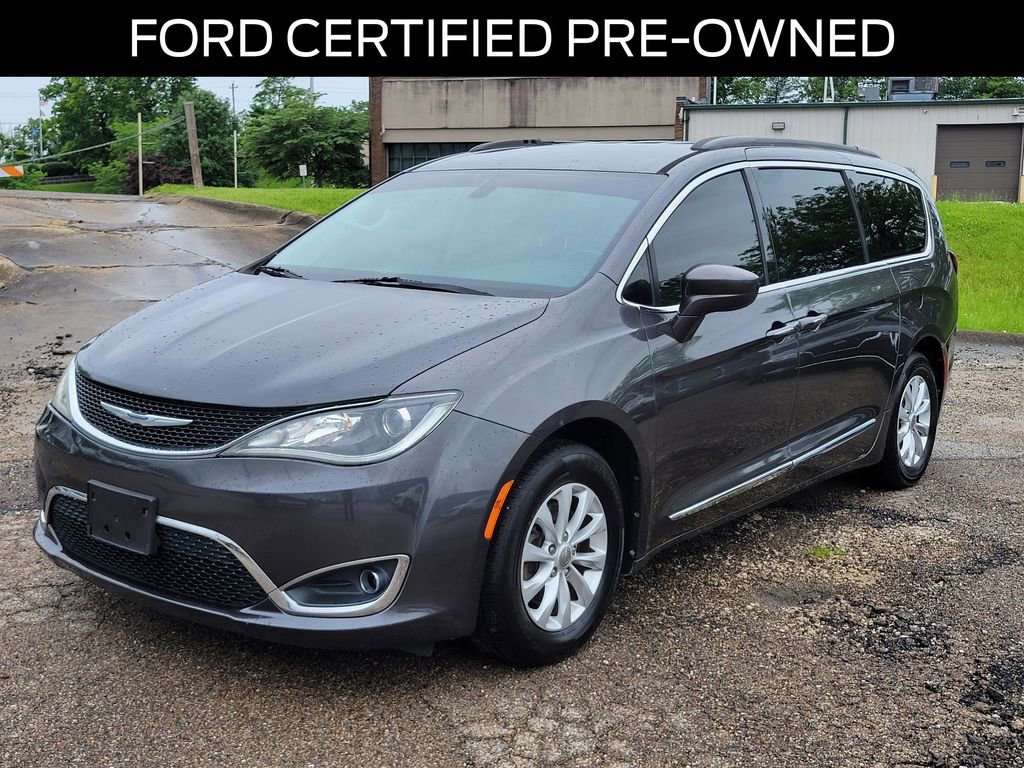 Used 2017 Chrysler Pacifica Touring-L FWD image 2