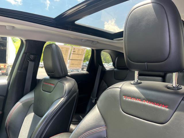 Used 2019 Jeep Cherokee Trailhawk w/ Comfort/Convenience Group AWD/4WD image 7