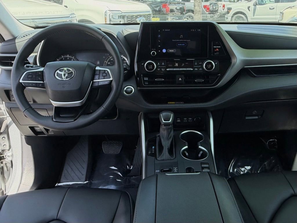 Used 2025 Toyota Highlander XLE FWD image 27