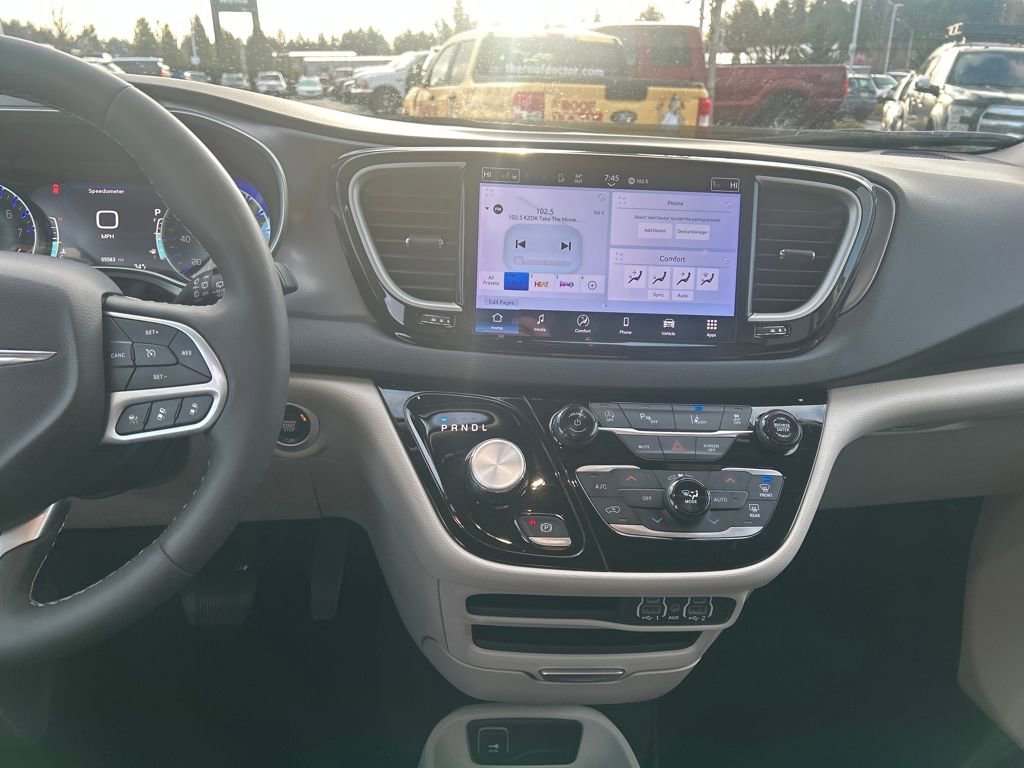 Used 2024 Chrysler Pacifica Touring-L image 27
