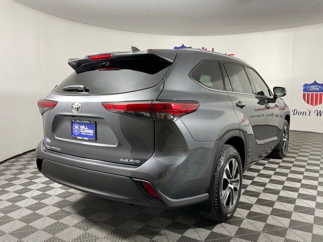 Used 2020 Toyota Highlander XLE image 3